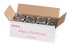 Boîte ouverte contenant huit cannes de sirop d’érable boîte ouverte de 8 cannes, cannes métalliques de sirop d’érable, caisse de carton, emballage pour cannes, vue du dessus